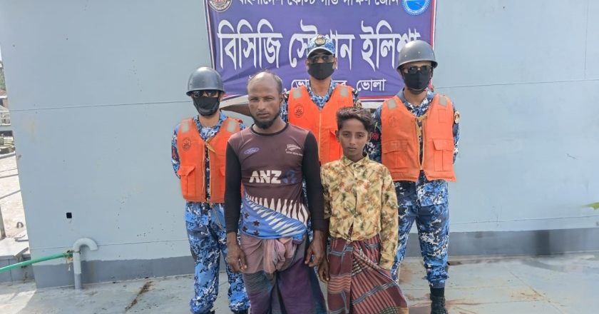 ভোলার ইলিশায় নৌকাডুবি, কোস্টগার্ডের অভিযানে দুই জেলে জীবিত উদ্ধার