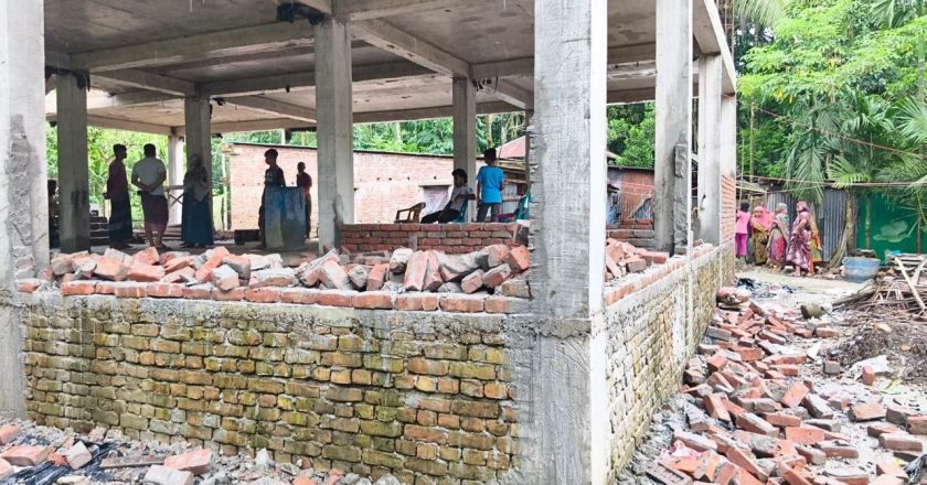 জমি নিয়ে বিরোধে নির্মাণাধীন ঘরে হামলা-ভাঙচুর, টাকা-স্বর্ণালংকার লুটের অভিযোগ
